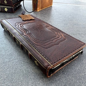 Custodia in vera pelle con portafoglio per Samsung Galaxy S24 S23 S22 S21 S20 Ultra Fe Note 9 8 10 A71 A12 A31 A32 con timbri a forma di libro della Bibbia, fatta a mano