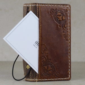 Funda ARICHI de piel vintage color canela para Samsung Galaxy, hecha a mano, con relieve floral, tapa magnética extraíble y ranuras para tarjetas. Estilo cartera.