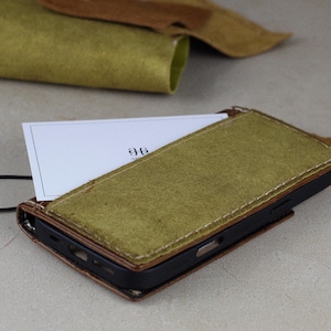 ARICHI - Funda de piel para iPhone hecha a mano, estilo vintage, color marrón, con bolsillo de gamuza verde, magnética, desmontable, para Apple iPhone 16, 15, 14, 13, 12, 11 Pro Max, XR, XS