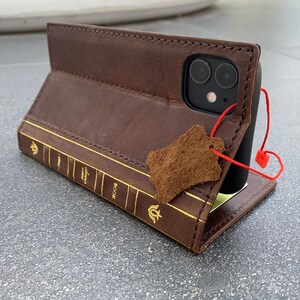 Funda de piel auténtica para iPhone 11 de Apple, tipo cartera, tarjetero, diseño de libro bíblico, carga inalámbrica, ventana para identificación, delgada, oscura, hecha a mano.