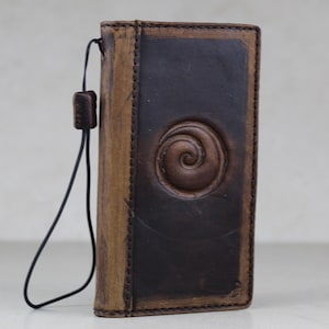 Custodia a portafoglio ARICHI in pelle marrone lucida vintage fatta a mano per OnePlus con mini simbolo a spirale in rilievo e scomparti per carte per OnePlus 13 13R 12 12R 9 Pro 8
