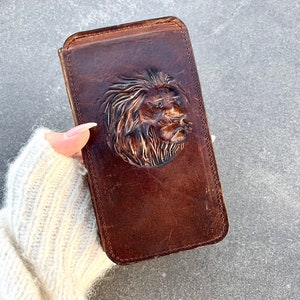 Étui en cuir véritable Apple iPhone 11 12 13 14 15 Pro Max 6 7 8 plus SE XS Couverture de livre Portefeuille vintage Lion Stamping artisanat Carte de crédit