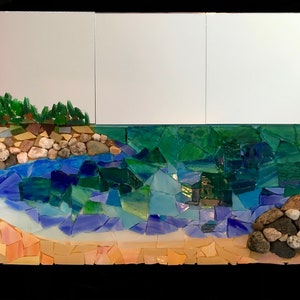 Peut inclure: Une œuvre d'art en mosaïque représentant un paysage marin avec une plage de sable, une eau bleue, des arbres verts et des rochers. La mosaïque est faite de petits morceaux de verre et de carreaux.