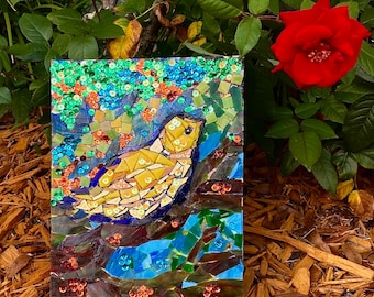 Mosaico da parete con uccelli gialli, vetrate e paillettes