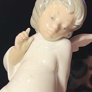 Lladro “Story Time” glazed fine porcelain collectible figurine made in Spain in 1984 and retired in 1989.  Artist signed and numbered