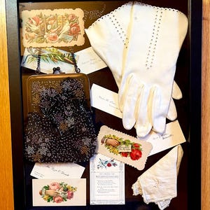 Antieke en vintage damesmodeaccessoires shadow box 15 x 12 inch met fluweel gevoerde, met glas omsloten handschoenen, portemonnee, zakdoek en visitekaartjes