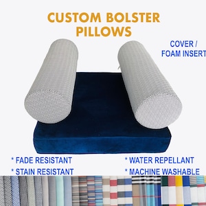 Könnte beinhalten: Zwei graue und weiße Kissen mit Muster und blauen Schaumstoffeinsätzen. Die Kissen liegen auf einem blauen Samt-Untergrund. Der Text "CUSTOM BOLSTER PILLOWS" befindet sich oben im Bild. Der Text "COVER / FOAM INSERTS" befindet sich oben rechts im Bild. Der Text "* FADE RESISTANT * STAIN RESISTANT" befindet sich unten links im Bild. Der Text "* WATER REPELLANT * MACHINE WASHABLE" befindet sich unten rechts im Bild. Eine Vielzahl von gemusterten Stoffen ist unten im Bild zu sehen.