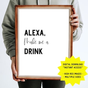 以下が含まれることがあります： 白い背景に黒い文字で「ALEXA, Make me a DRINK」と書かれた額装された印刷物。フレームは茶色の木でできています。右下隅の黄色の星形には、「デジタルダウンロード "インスタントアクセス" 高解像度画像 - 複数サイズ -」というテキストが書かれています。