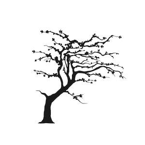 Könnte beinhalten: Schwarze Silhouette eines Baumes mit Ästen, die sich nach rechts erstrecken. Der Baum hat einen dicken Stamm und viele kleine Äste mit Blättern.