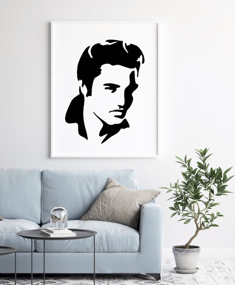 Puede incluir: Impresi&oacute;n en silueta en blanco y negro de la cara de Elvis Presley. La impresi&oacute;n est&aacute; enmarcada y colgada en una pared blanca sobre un sof&aacute; azul claro.