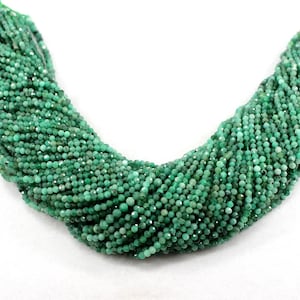 Puede incluir: Una hebra de cuentas de piedra preciosa esmeralda verde. Las cuentas son facetadas y tienen forma redonda. Las cuentas están enhebradas en un hilo y están listas para ser utilizadas para la elaboración de joyas.