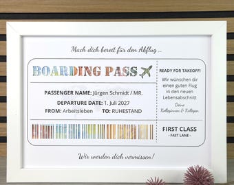 May include: A framed print designed as a boarding pass with the text BOARDING PASS, PASSENGER NAME: Jürgen Schmidt / MR., DEPARTURE DATE: 1. Juli 2027, FROM: Arbeitsleben, TO: RUHESTAND, FIRST CLASS - FAST LANE, and other German phrases.
