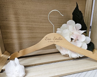Kinder-Kleiderbügel aus Holz personalisiert und graviert - Geschenk zur Geburt, Hochzeit oder Taufe