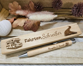 personalisiertes Stifte-Etui aus Holz + Kugelschreiber mit Gravur - Motiv "FahrtenSchreiber - Camper"