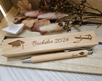 personalisiertes Stifte-Etui aus Holz + Kugelschreiber mit Gravur - Motiv "Bachelor Master Doktor 2024"