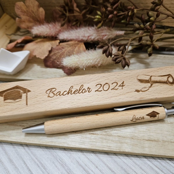 personalisiertes Stifte-Etui aus Holz + Kugelschreiber mit Gravur - Motiv "Bachelor Master Doktor 2024"