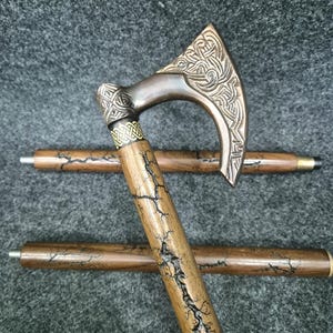 バイキング斧と真鍮のハンドルが付いた木製の杖：手彫りの歩行補助杖