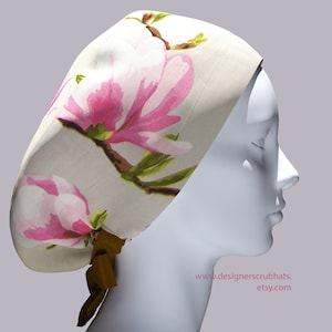 Blumen-Peeling-Haube für Damen, Bouffant-Peeling-Haube für Damen, Pferdeschwanz-Peeling-Haube, Peeling-Hüte. Süße Peeling-Haube, Mütze mit Magnolien-Print.