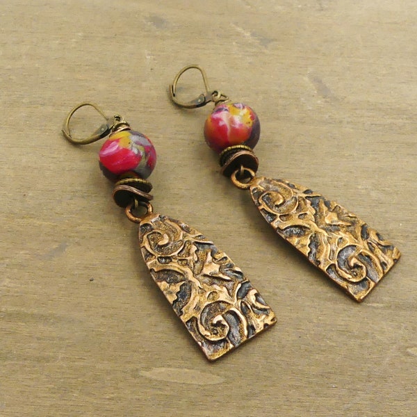 Boucles d'oreilles rustiques, métal cuivré patiné et gravé, perles argile polymère, rondelles métal bronze, fait main