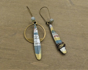 Boucles d'oreilles dissociées, laiton bronze, impression, fil laineux, dormeuses, perles verre, fait main