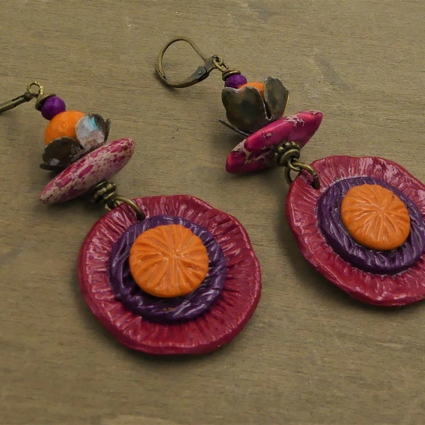 Boucles d'oreilles en argile polymère, perles chips en howlite, perles orange en nacre, perles violettes en os, fait main