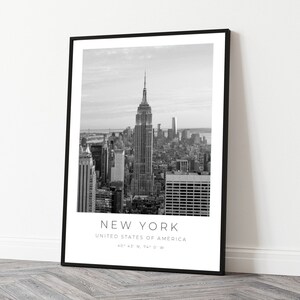 May include: Black and white photograph of the New York City skyline, featuring the Empire State Building. The text "NEW YORK", "UNITED STATES OF AMERICA", and "40&deg; 47' N, 74&deg; 0' W" is printed below the image.