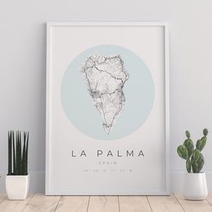 Könnte beinhalten: Ein minimalistischer Schwarzweiß-Kartendruck von La Palma, Spanien, mit dem Namen der Insel und den Koordinaten darunter. Die Karte ist auf einem hellblauen Kreis auf weißem Hintergrund platziert.