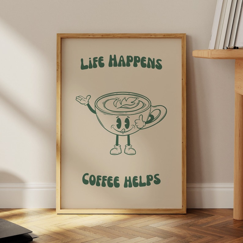 K&ouml;nnte beinhalten: Gerahmter Druck mit einer Retro-Kaffeebecher-Figur. Die gr&uuml;ne Illustration zeigt eine l&auml;chelnde Tasse mit Armen und Beinen sowie den Text "LIFE HAPPENS COFFEE HELPS" in Gr&uuml;n. Das Kunstwerk befindet sich auf beigem Hintergrund.