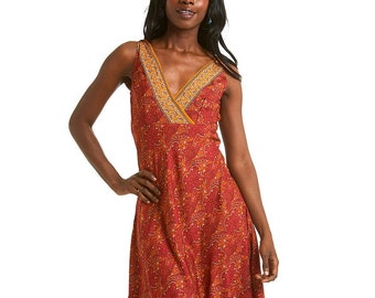 Ancienne robe courte hippie préférée, fabriquée à partir de nouveaux saris en polyester.