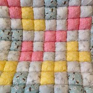 Bee puff quilt blanket