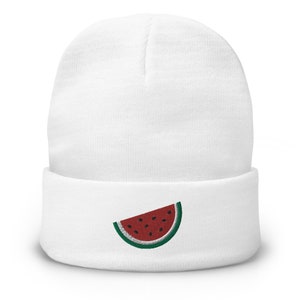 Puede incluir: Gorro blanco con una rodaja de sandía bordada en rojo y verde en la parte delantera.