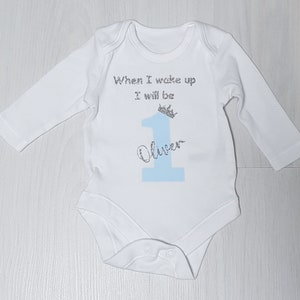 Colete de bebê unissex personalizado, Baby Grow, quando eu acordar, serei um 1º aniversário, primeiro bebê menino menina 100% algodão, nomes perfeitos, macacão