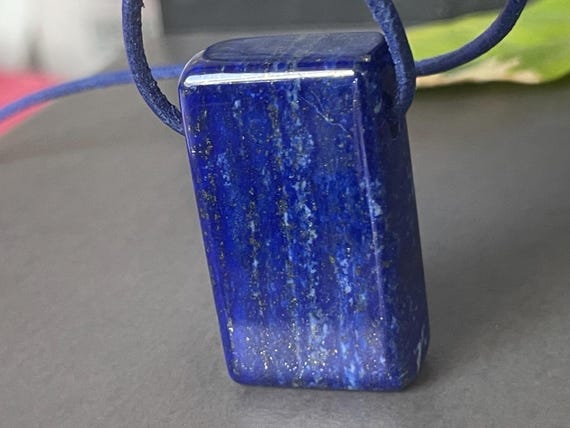 Beautiful drilled lapis lazuli pendant – a unique piece of spiritual gemstone jewelry for intuition, truth, and new energy.