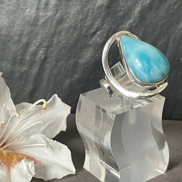 Bonito Colgante de Larimar con un diseño extravagante con plata de ley (925).