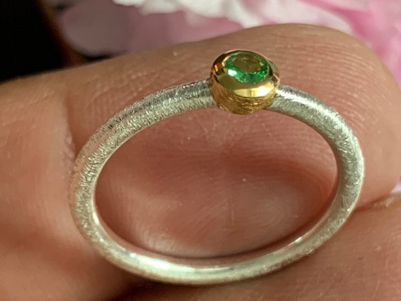 Very fine tsavorite ring in sterling silver 925 sterling with gold-plated edge (5 microns)