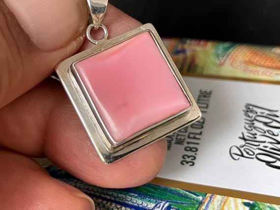 Handcrafted Kingshell (shell) pendant from the Caribbean, set in 925 sterling silver – each piece a unique treasure of the sea.