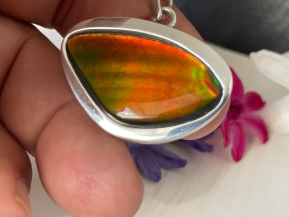 Very beautiful and rare ammolite design ring silver (925) sterling in an unusual shape