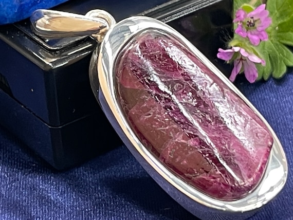 A richly colored ruby with a gentle design, like the waves of the sea! A velvety sheen!