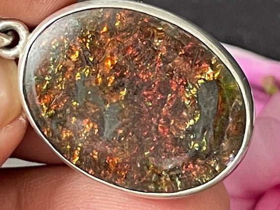 Very beautiful and rare Ammolite design pendant made of sterling silver (925). (Ammolite fire red to orange green....)