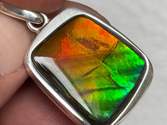 Very beautiful and rare Ammolite design pendant made of sterling silver (925). (Ammolite fire red to orange green....)