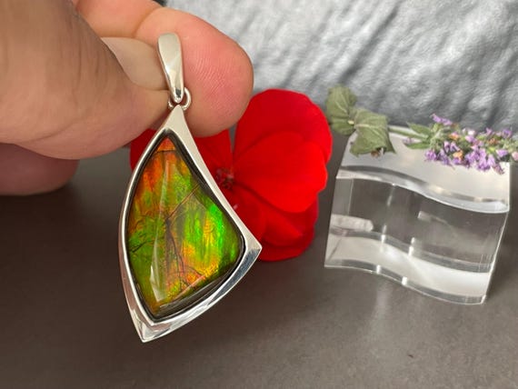 Very beautiful and rare Ammolite design pendant made of sterling silver (925). (Ammolite fire red to orange green....)