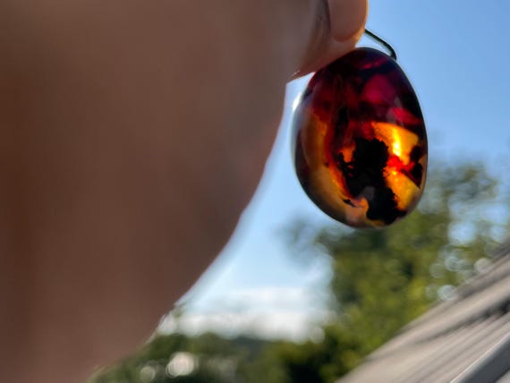 Phenomenal, rare blue amber