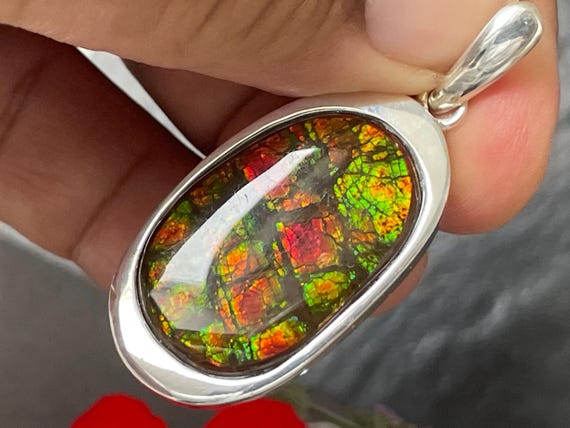 Very beautiful and rare Ammolite design pendant made of sterling silver (925). (Ammolite fire red to orange green....)