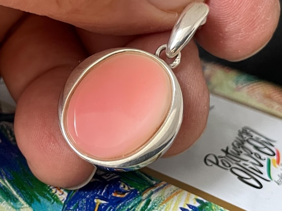 Handcrafted Kingshell (shell) pendant from the Caribbean, set in 925 sterling silver – each piece a unique treasure of the sea.