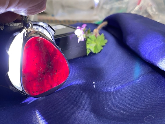 A richly colored ruby with a gentle design, like the waves of the sea! A velvety sheen!