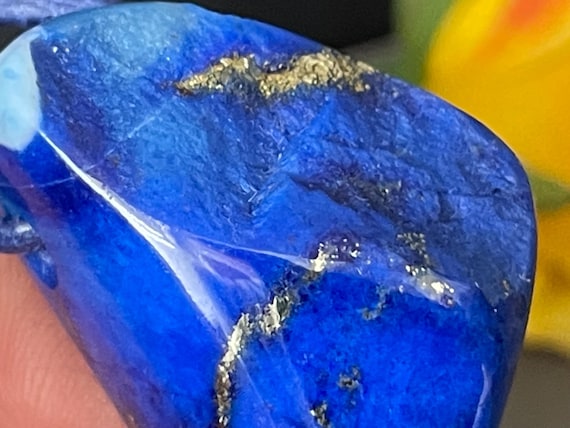 Drilled lapis lazuli pendant – rich blue, usable on both sides, natural stone with character