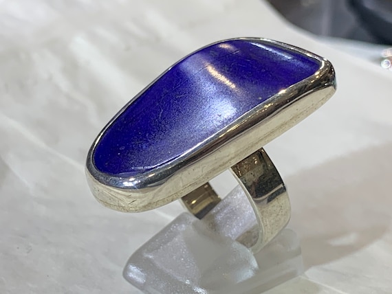 Very classy lapis lazuli ring with silver. (925) Sterling freeform