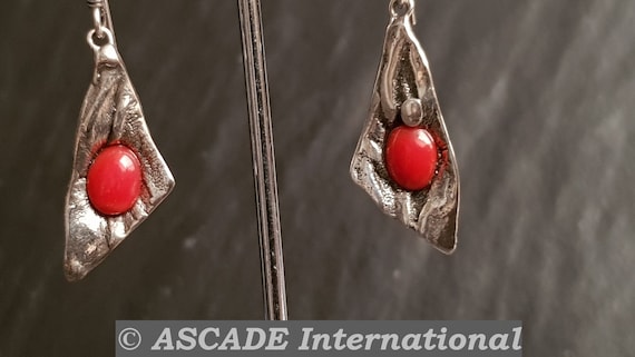 Very beautiful coral earrings in silver ( 925 ) sterling encased