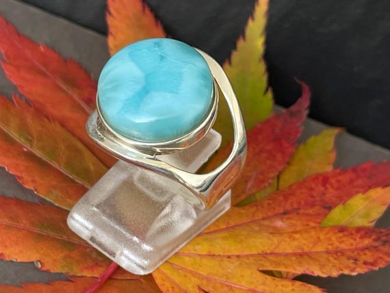 Very nice Larimar ring in an extravagant design with silver (925) sterling.