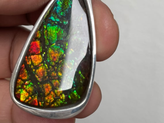 Very beautiful and rare Ammolite design pendant made of sterling silver (925). (Ammolite fire red to orange green....)